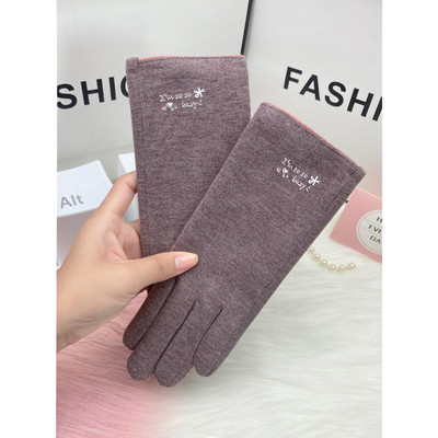 Női kesztyű hímzett felirattal