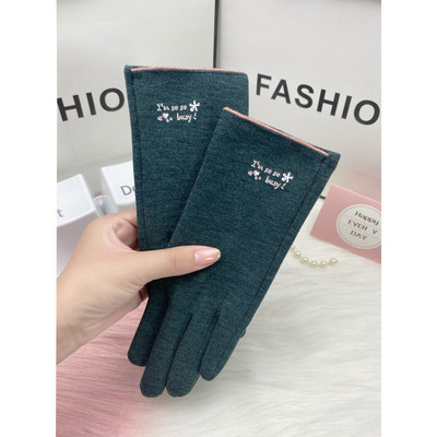 Női kesztyű hímzett felirattal