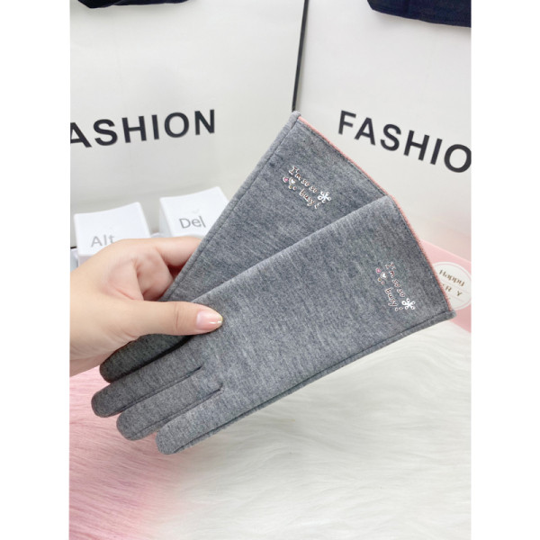 Női kesztyű hímzett felirattal