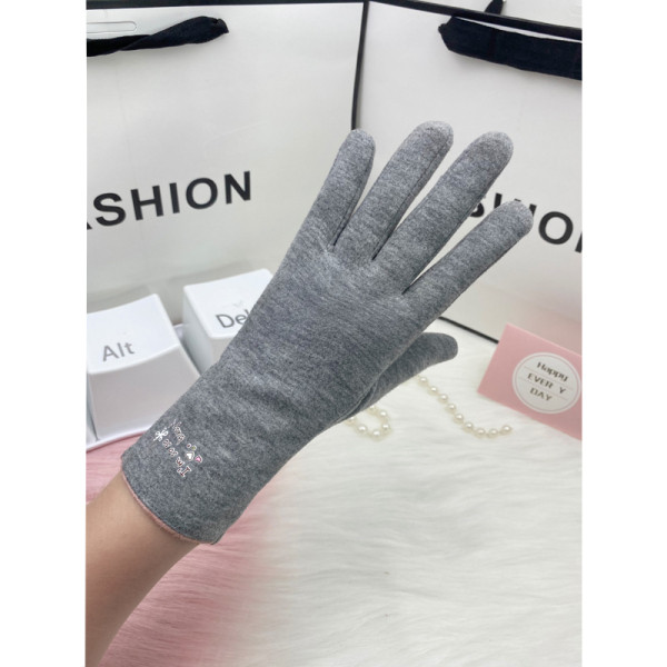 Női kesztyű hímzett felirattal