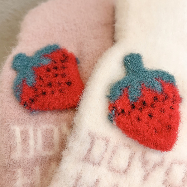 Női kesztyű új modellje felirattal és 3D elemekkel