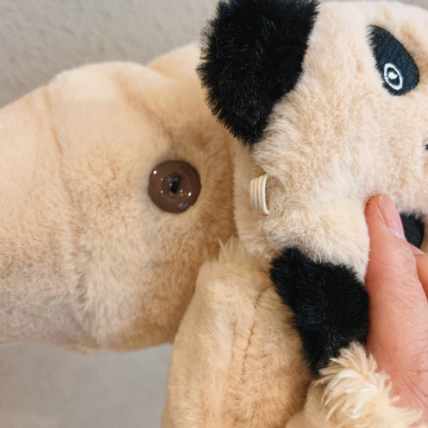 Női téli kesztyű gombbal és hímzéssel