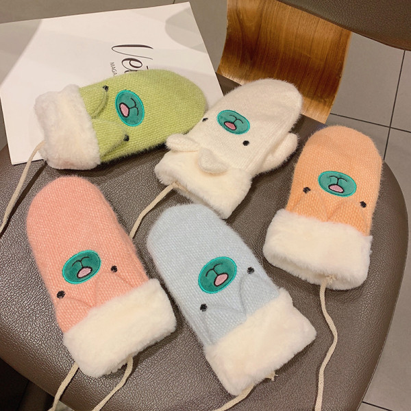 Női téli kesztyű hímzéssel és 3D elemmel