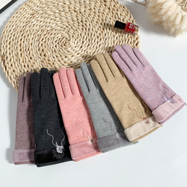 Női gyapjúkesztyű virághímzéssel