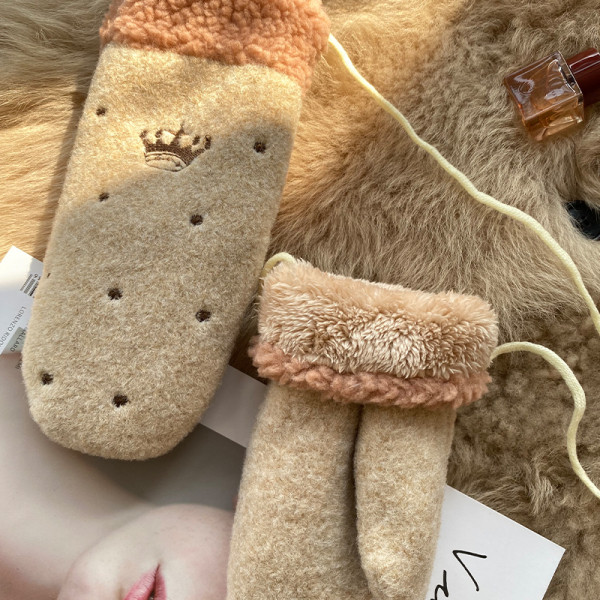 Női téli kesztyű fűzővel és hímzéssel