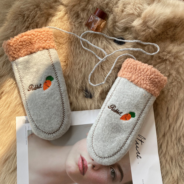 Női téli kesztyű fűzővel és hímzéssel