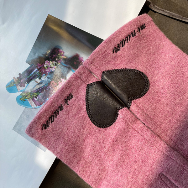 Gyapjú női kesztyű hímzéssel