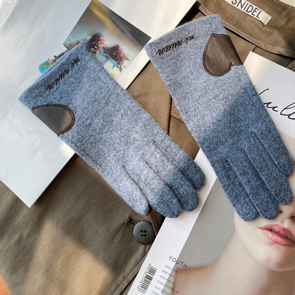 Gyapjú női kesztyű hímzéssel