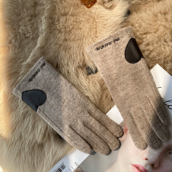 Gyapjú női kesztyű hímzéssel