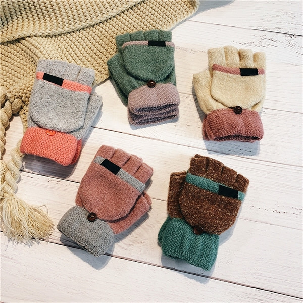 Női kesztyű új modellje zsebbel az ujjak eltakarására