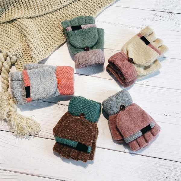 Női kesztyű új modellje zsebbel az ujjak eltakarására