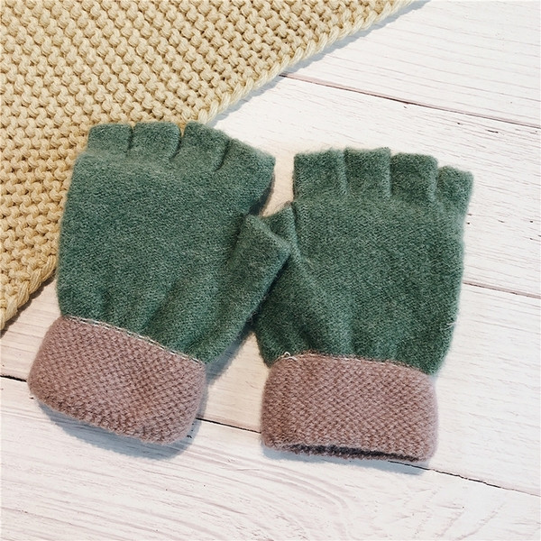 Női kesztyű új modellje zsebbel az ujjak eltakarására