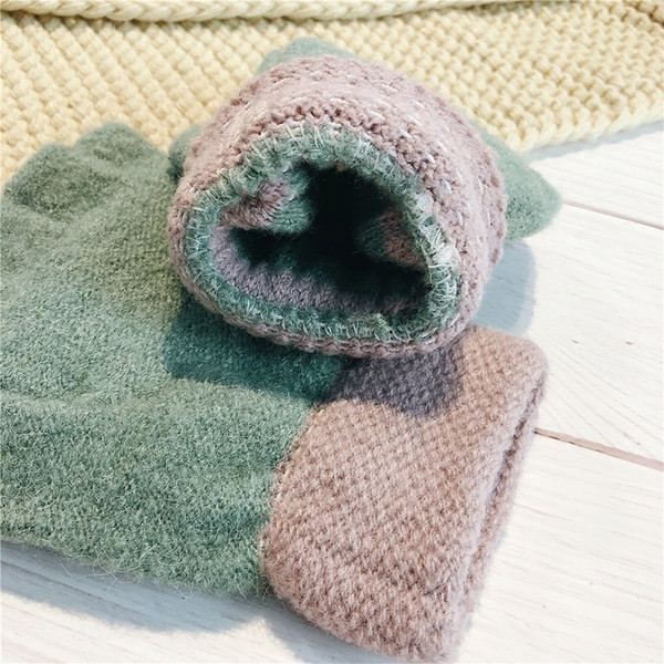 Női kesztyű új modellje zsebbel az ujjak eltakarására