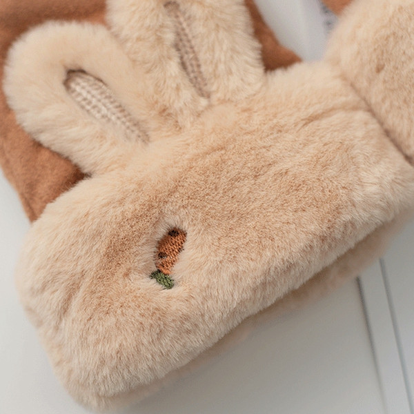 Női velúr kesztyű hímzéssel és pehellyel