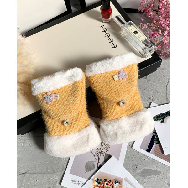 Vastag női gyapjúkesztyű virággal