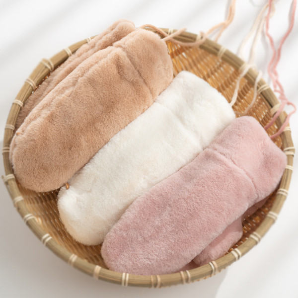 Női pehelykesztyű fűzővel és hímzéssel