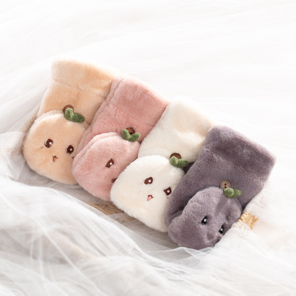 Plüss női kesztyű hímzéssel és 3D elemmel