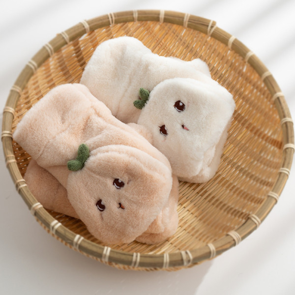 Plüss női kesztyű hímzéssel és 3D elemmel