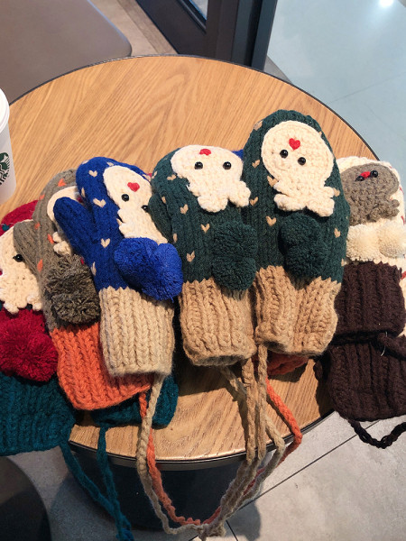 Női kötőkesztyű új modellje 3D elemekkel