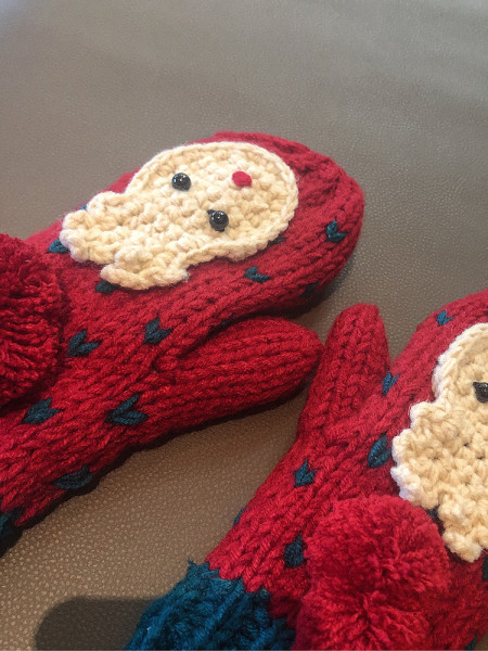 Női kötőkesztyű új modellje 3D elemekkel