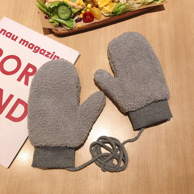 Mitmes värvitoonis plüüsist naiste kindad