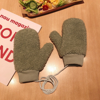 Mitmes värvitoonis plüüsist naiste kindad