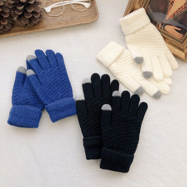 Új, letisztult női kötőkesztyű modell