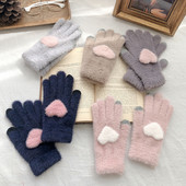 Aktuális női kesztyű rátéttel - 3D szív