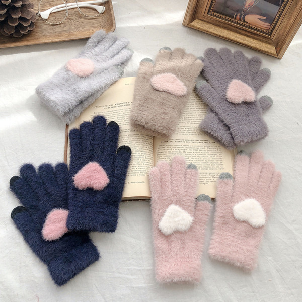 Aktuális női kesztyű rátéttel - 3D szív