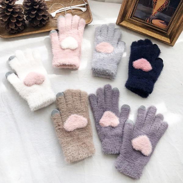 Aktuális női kesztyű rátéttel - 3D szív