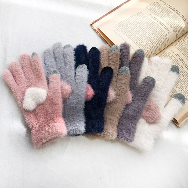 Aktuális női kesztyű rátéttel - 3D szív