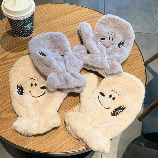 Női téli pehelykesztyű hímzéssel