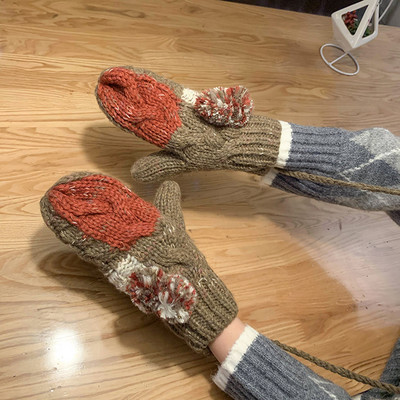 Új bojtos női kötőkesztyű modell