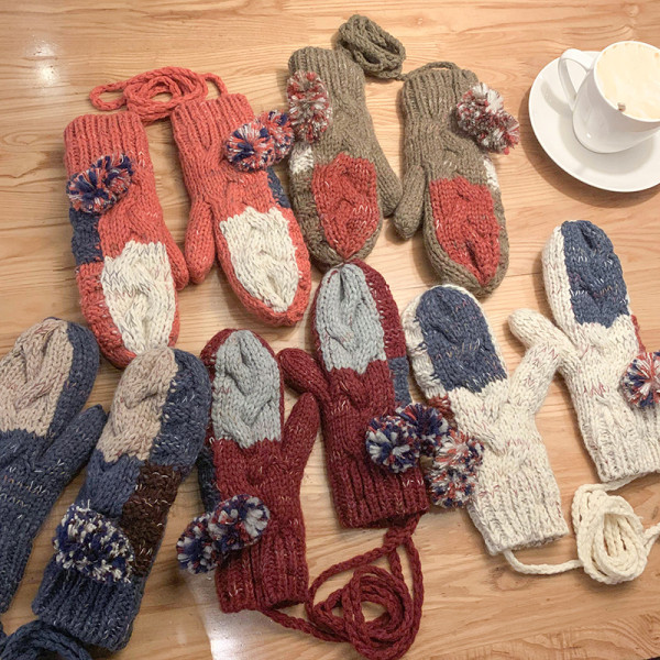 Új bojtos női kötőkesztyű modell