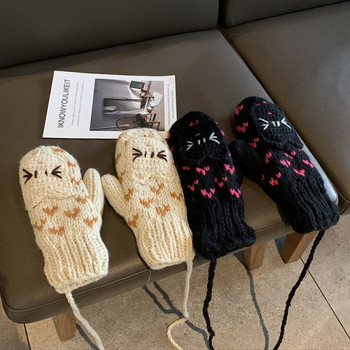 Топли дамски ръкавици от плетиво с лента за през врата