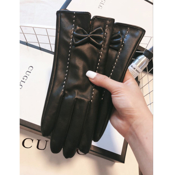 Ženske rukavice od eko kože sa trakama i sjajnim efektom