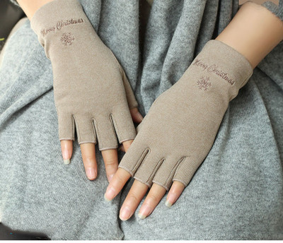 Alkalmi női kesztyű szabásminta hímzéssel