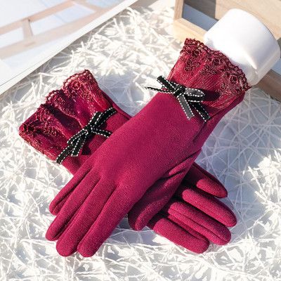 Női kesztyű csipkével és szalaggal