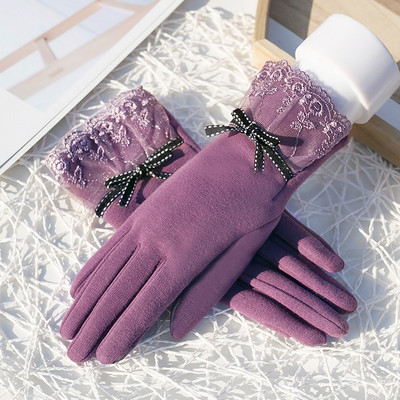 Női kesztyű csipkével és szalaggal