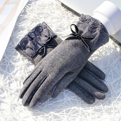 Női kesztyű csipkével és szalaggal