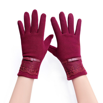 Női kesztyű csipkével és szalaggal