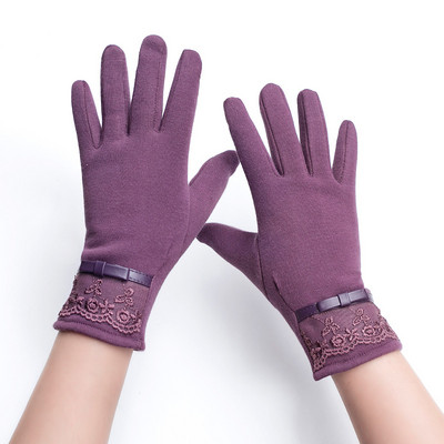 Női kesztyű csipkével és szalaggal