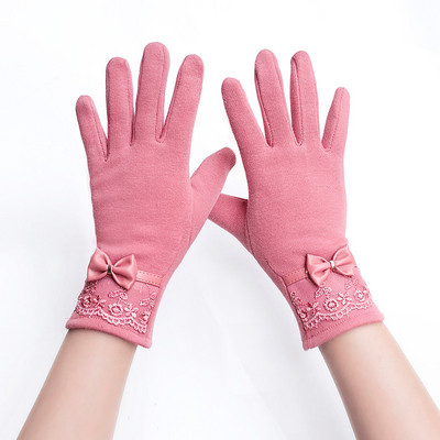 Női kesztyű csipkével és szalaggal