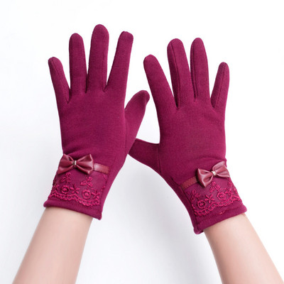 Női kesztyű csipkével és szalaggal