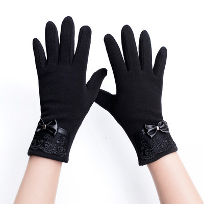 Női kesztyű csipkével és szalaggal
