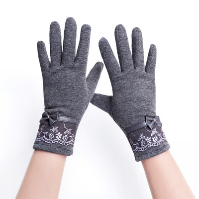 Női kesztyű csipkével és szalaggal