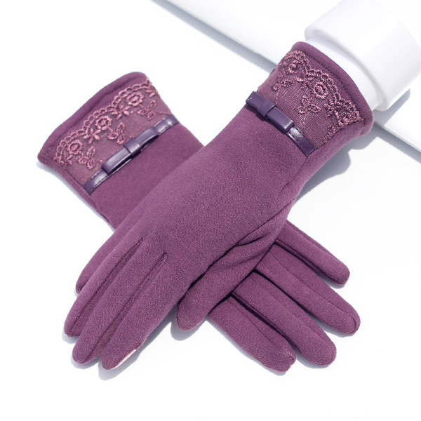 Női kesztyű csipkével és szalaggal