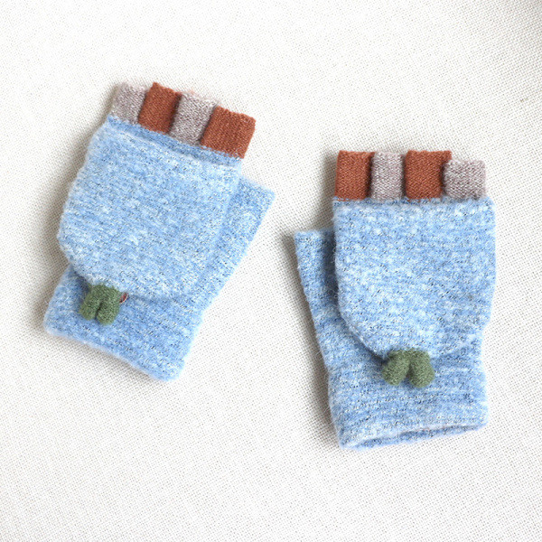 Női téli kesztyűs, gombos szabású modell