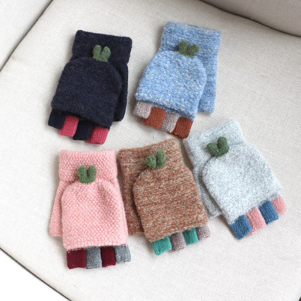 Női téli kesztyűs, gombos szabású modell