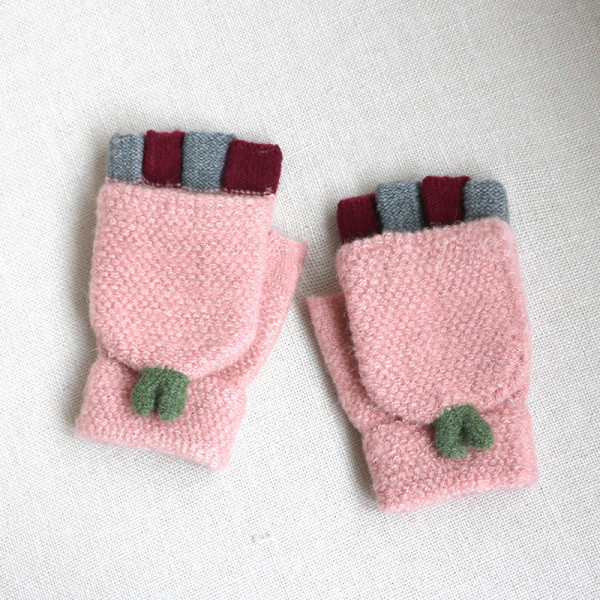 Női téli kesztyűs, gombos szabású modell